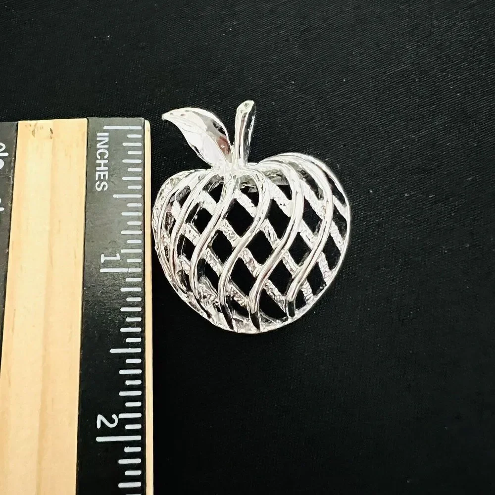 Gerry’s Vintage Silver Tone Open Basket Weave Apple Pin Brooch Pendant 4210